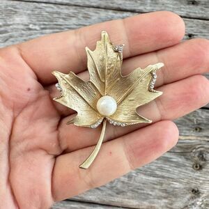 Vintage Jewelry Gold Tone Leaf with faux pearl and rhinestones